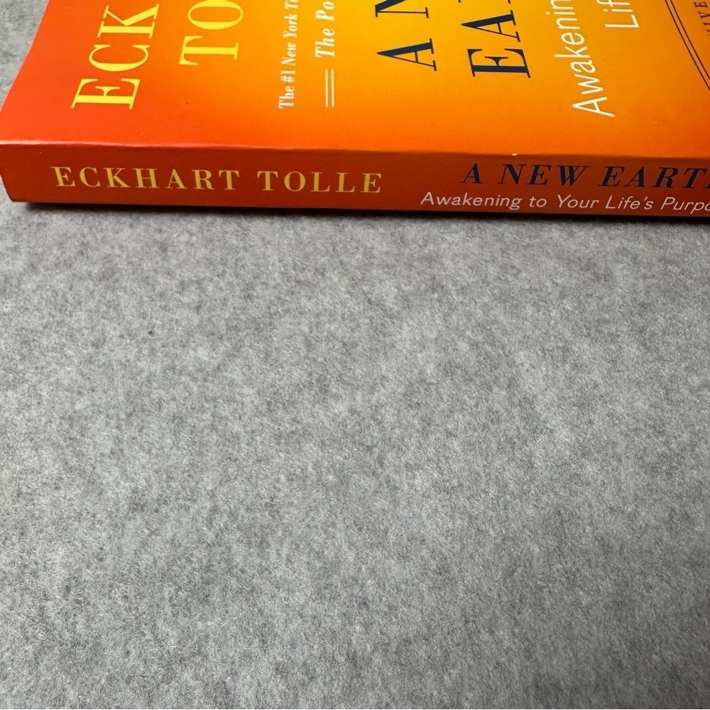 A New Earth Awakening to Your Life's Purpose Eckhart Tolle Paperback 10th Anniv - Picture 3 of 3